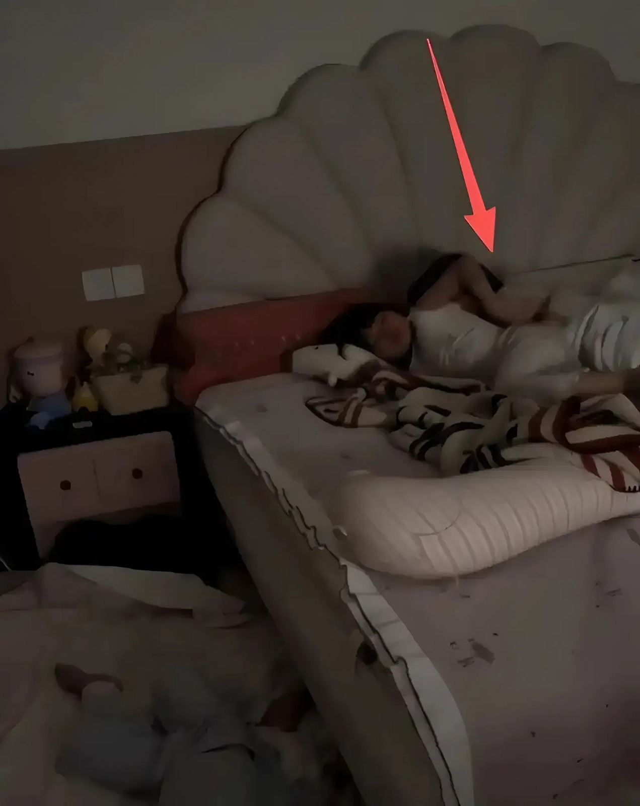 Dưới sự sắp xếp của người lớn, cô bé được xếp ngủ với người chị của bạn cùng lớp (Ảnh chụp màn hình)