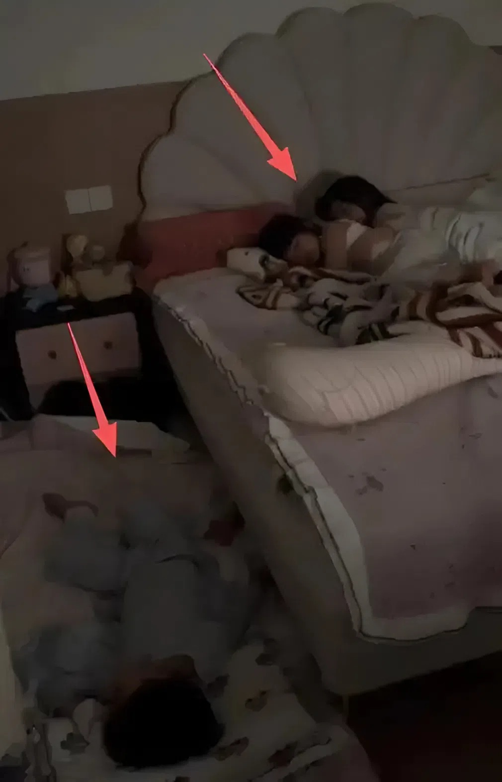 Còn người bạn cùng lớp là con trai thì ngủ dưới sàn (Ảnh chụp màn hình)