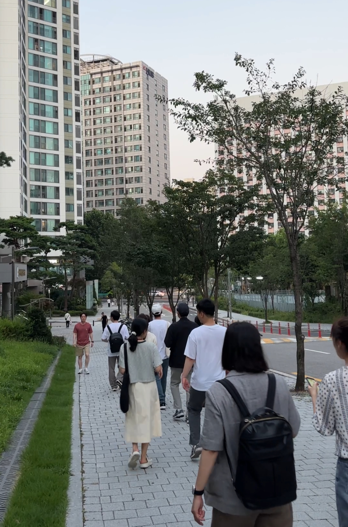 “Imjang” - Một nhóm bạn trẻ rủ nhau đi xem nhà dù chưa có tiền mua