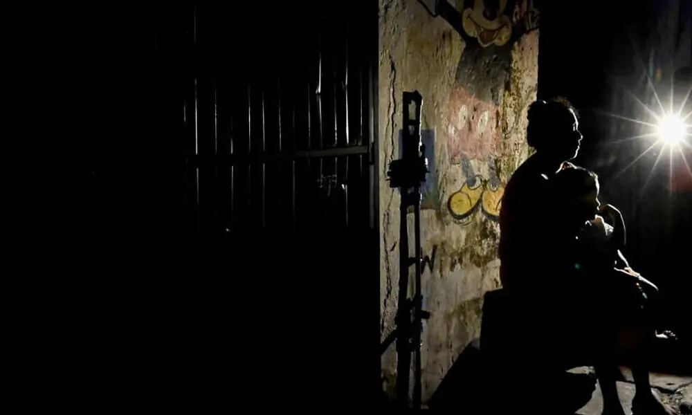 Thiếu hụt xăng dầu, 1 quốc gia châu Á ra lệnh tắt hết đèn đường và biển quảng cáo để tiết kiệm năng lượng