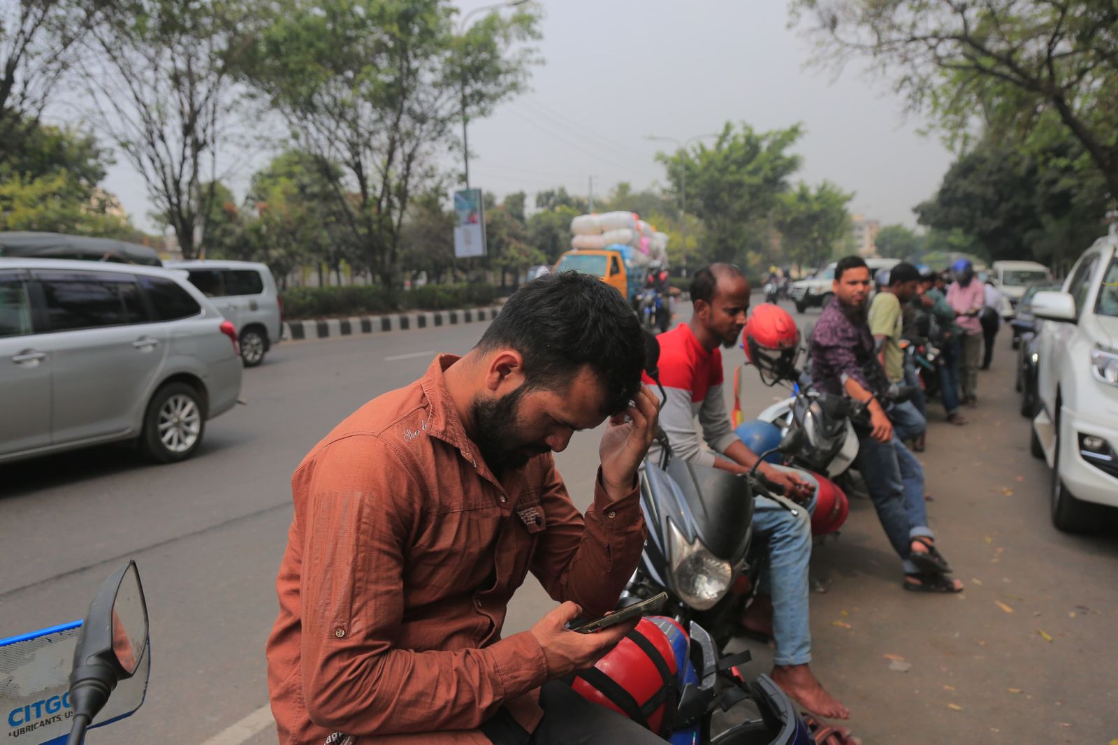 Không phải tắc đường, đây là dòng người vô tận chờ đổ xăng tại 1 quốc gia châu Á: Vấn đề không phải giá bao nhiêu nữa