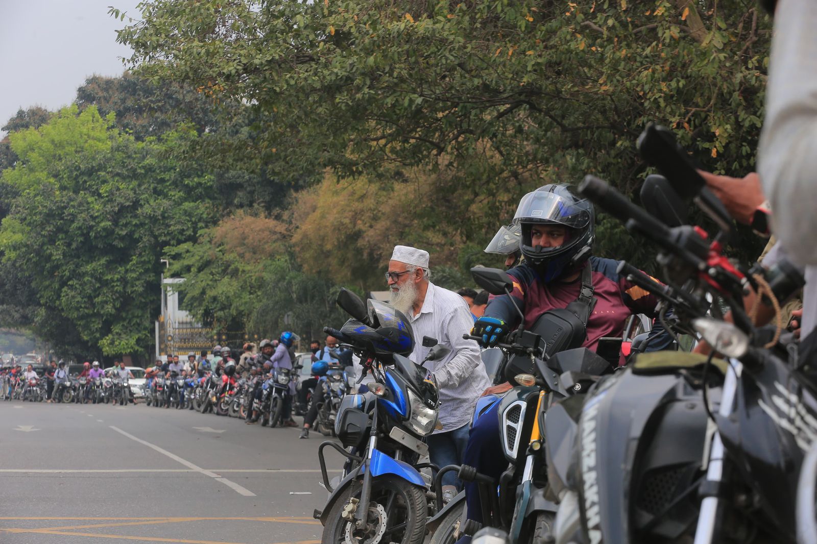 Không phải tắc đường, đây là dòng người vô tận chờ đổ xăng tại 1 quốc gia châu Á: Vấn đề không phải giá bao nhiêu nữa