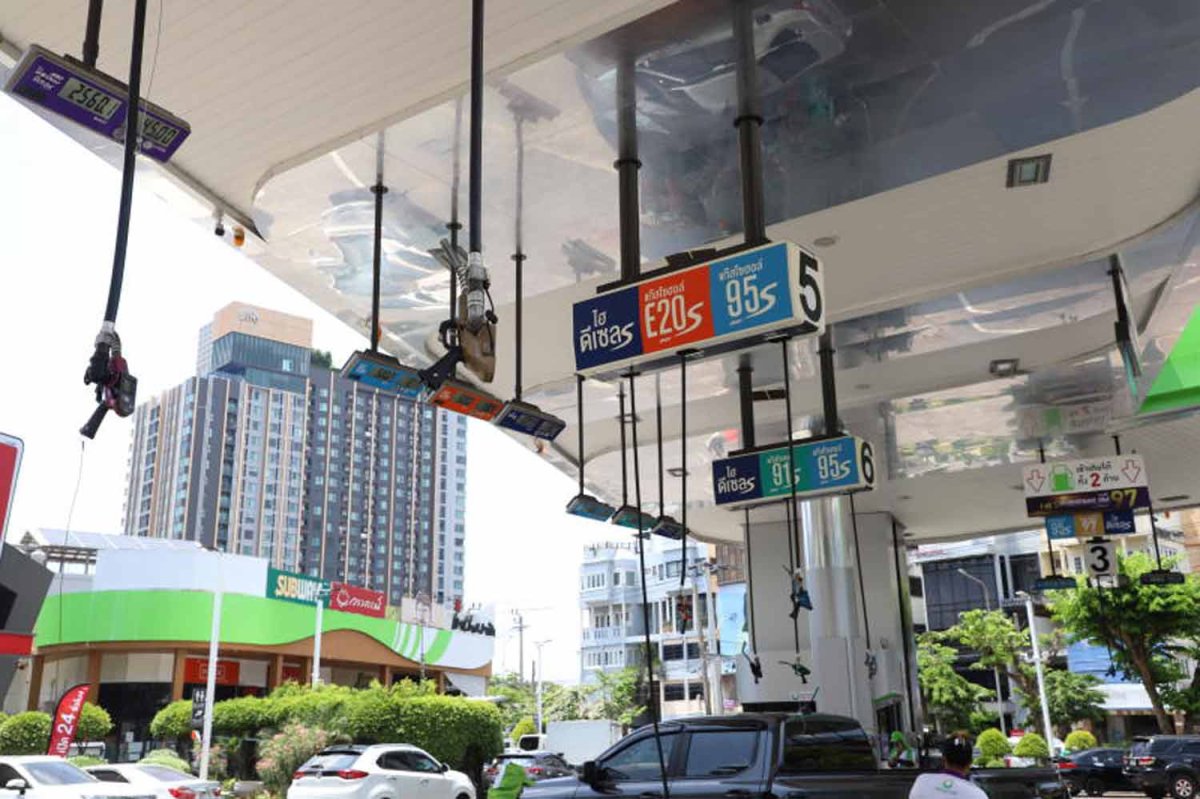 Một trạm xăng bận rộn tại quận Phra Khanong, Bangkok. Giá bán lẻ dầu diesel và xăng ở Thái Lan đã chạm mức kỷ lục vào thứ Ba (31/3) (Ảnh: Apichart Jinakul)