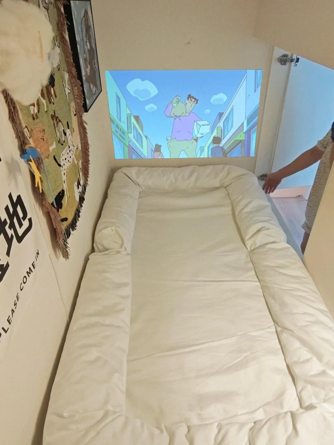 Cô gái ngủ trong tủ quần áo suốt 5 năm, cho thêm tiền cũng không rời đi vì một lý do khó ngờ