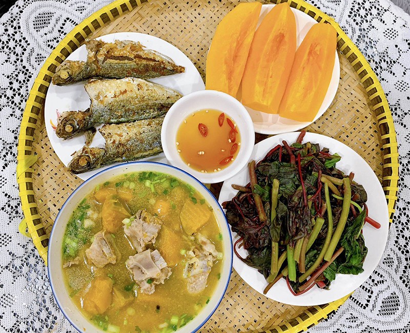 Bữa cơm mùa hè nên đủ chất nhưng dễ hấp thu, giàu chất xơ và bổ sung nước (Ảnh minh họa)