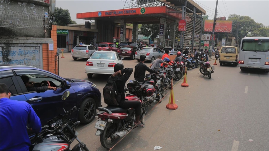 Không phải tắc đường, đây là dòng người vô tận chờ đổ xăng tại 1 quốc gia châu Á: Vấn đề không phải giá bao nhiêu nữa