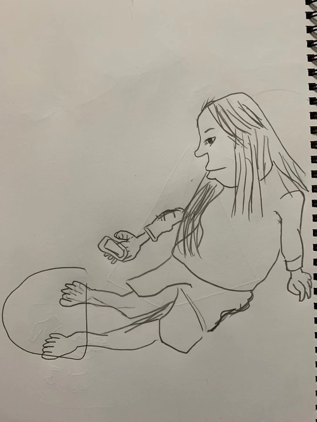 Bạn nhìn ra rồi chứ? Vừa xem điện thoại, bà mẹ này còn vừa kê gối lên chân để giữ ấm nữa cơ