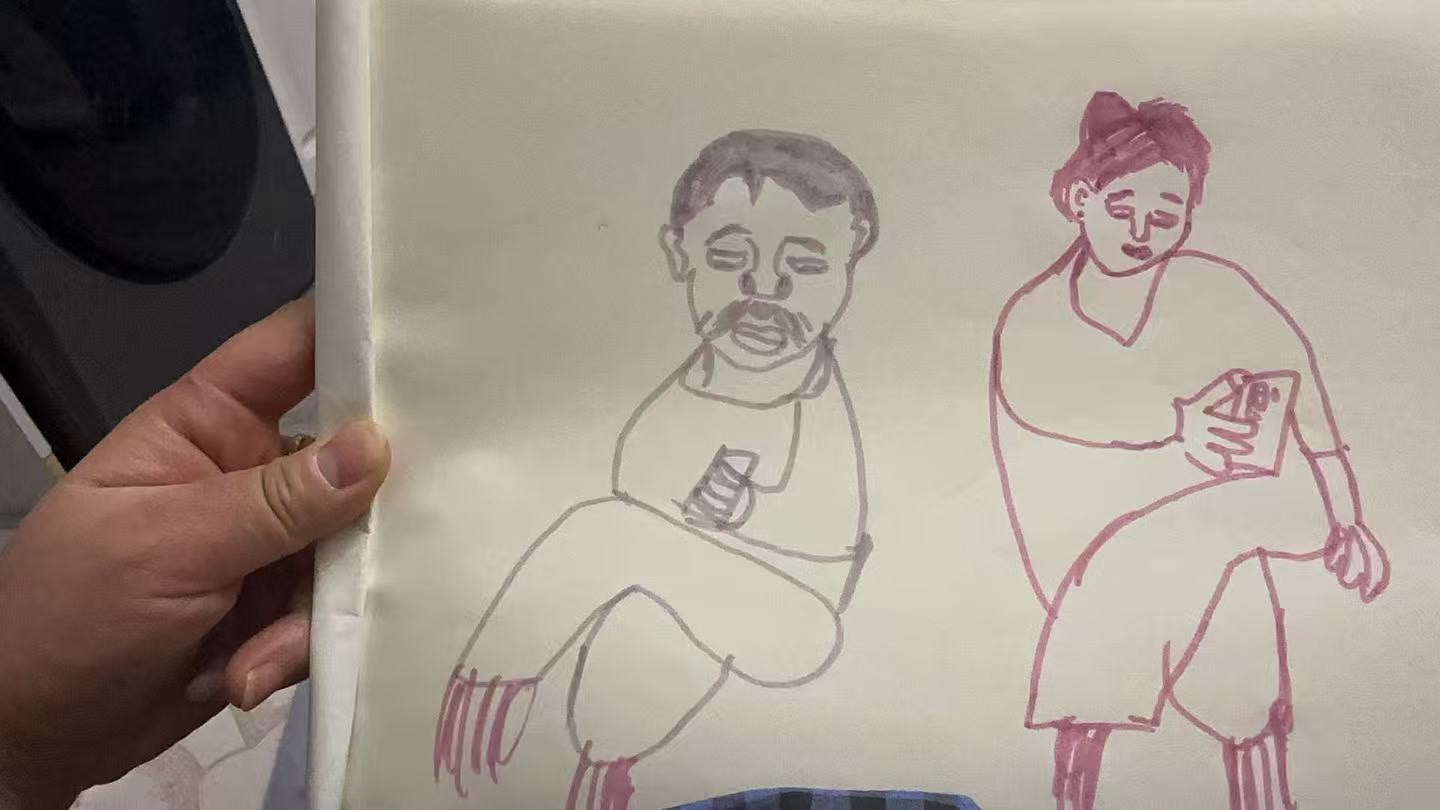 Thế gian được vợ hỏng chồng, còn nhà này thì được cả bố lẫn mẹ đều mê điện thoại cơ