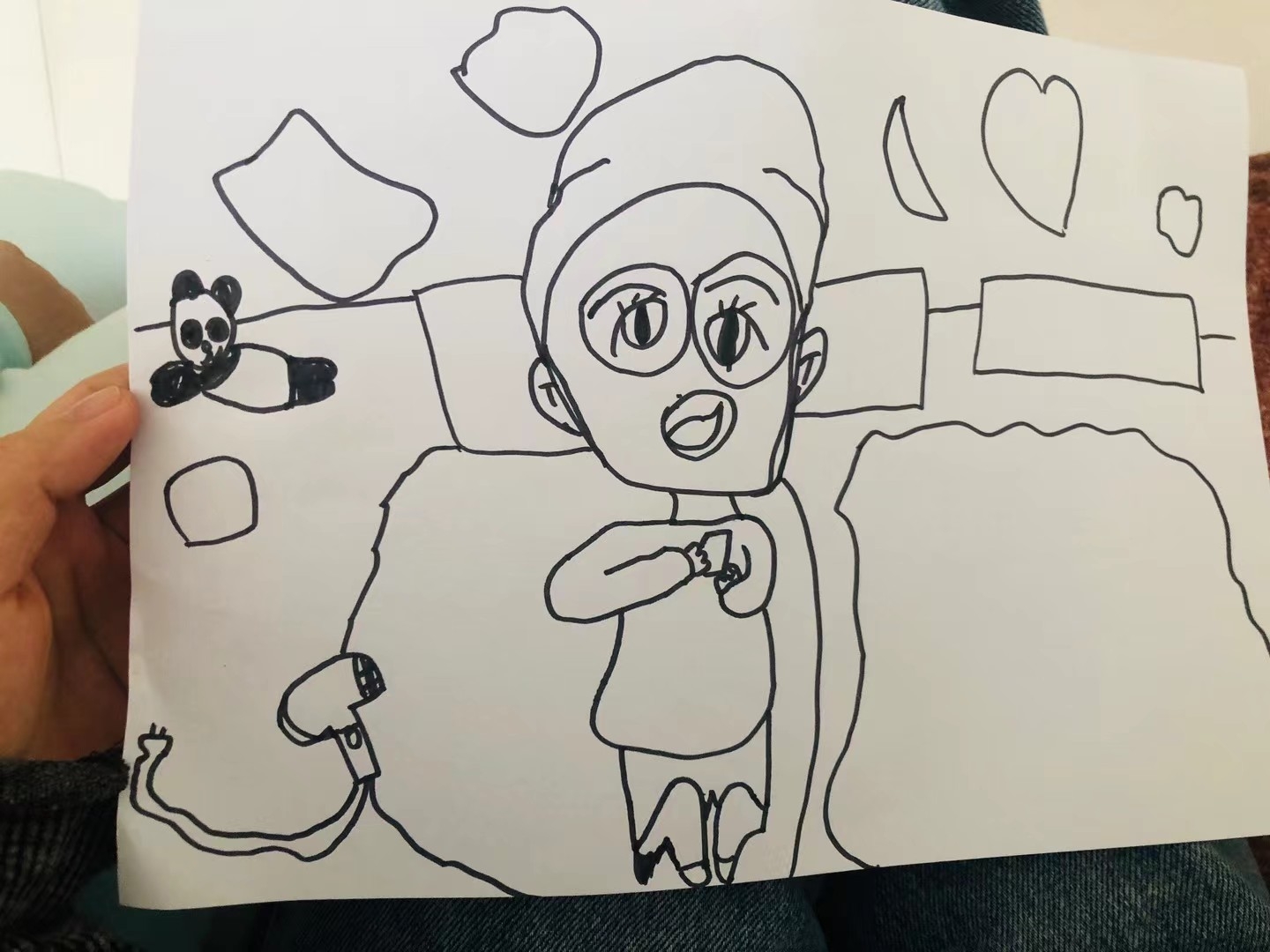 Bà mẹ nào biết hưởng thụ quá nè, vừa đắp mặt nạ vừa nghịch điện thoại