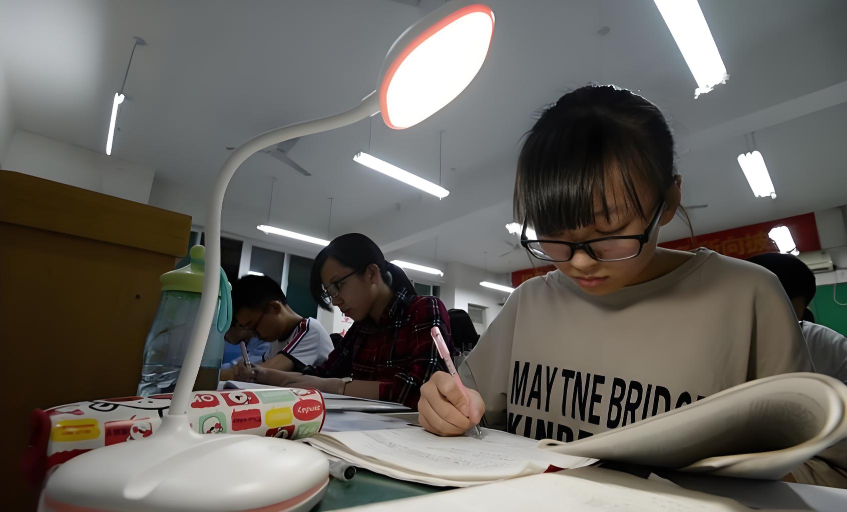  Biết cách chấp nhận việc con mình là một người bình thường chính là biểu hiện của sự thông thái và bao dung nhất ở bậc làm cha mẹ (Ảnh minh họa)