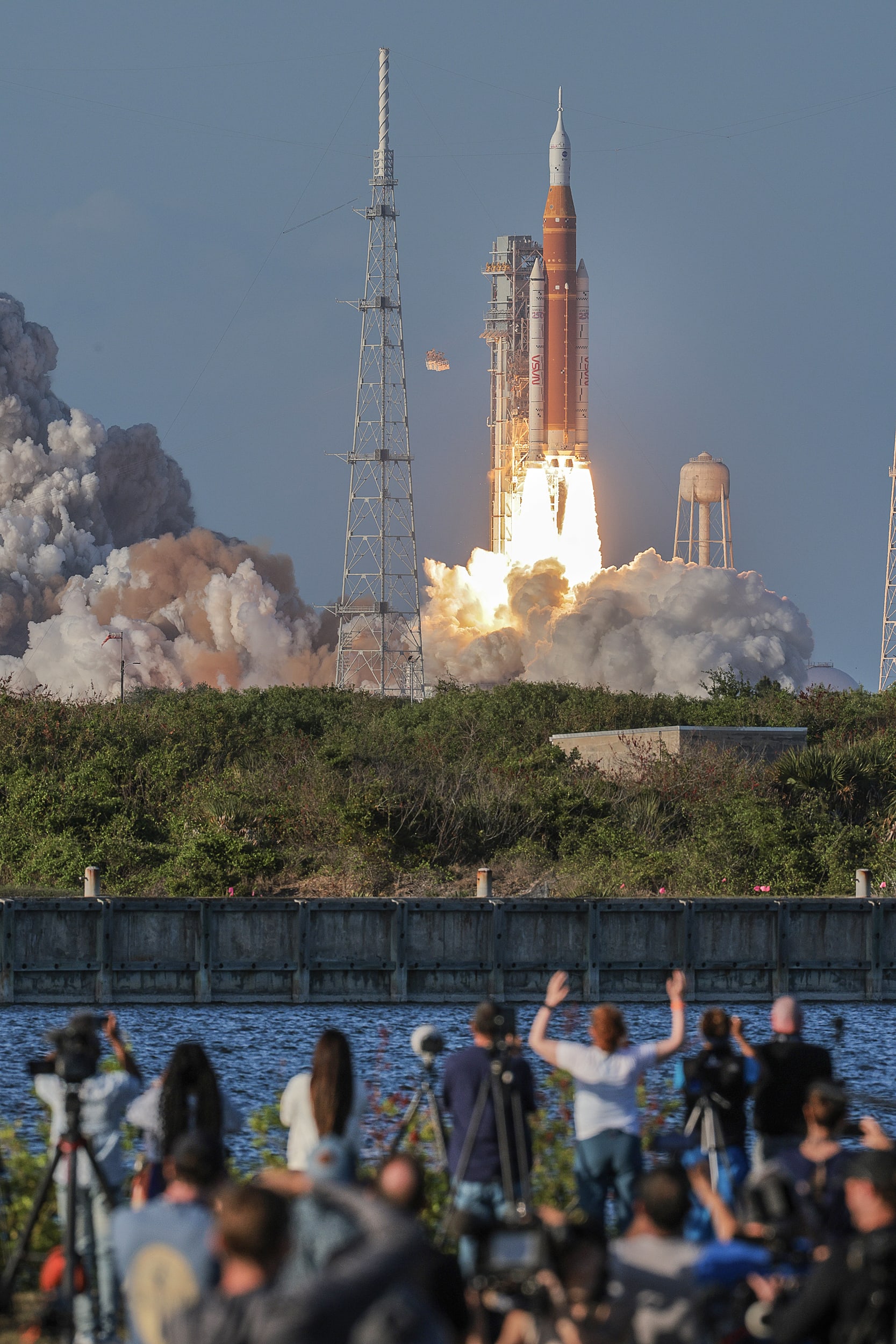 Các phóng viên, người thân, chuyên gia theo dõi sự kiện lịch sử