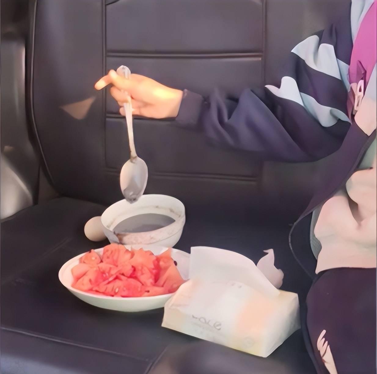 Bữa ăn sáng gây tranh cãi (Ảnh chụp màn hình)