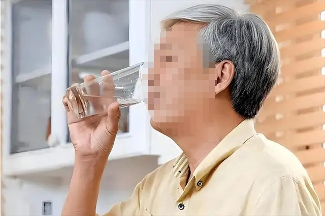 Người đàn ông 58 tuổi uống nước mỗi sáng, không bao lâu sau qua đời vì suy thận, bác sĩ cho biết: Sai lầm khi uống nước nhiều người mắc