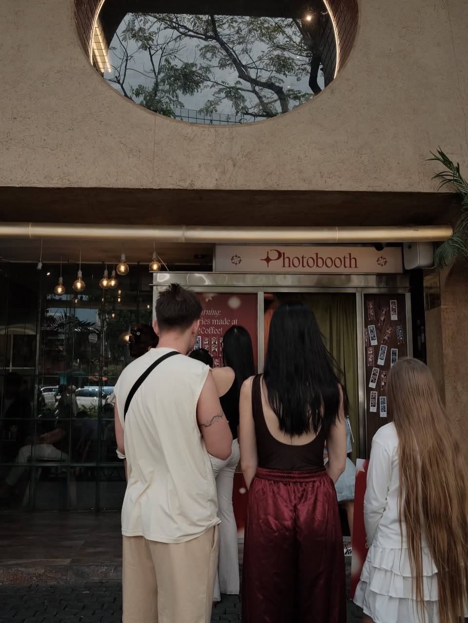 Khách hàng khi đến quán.