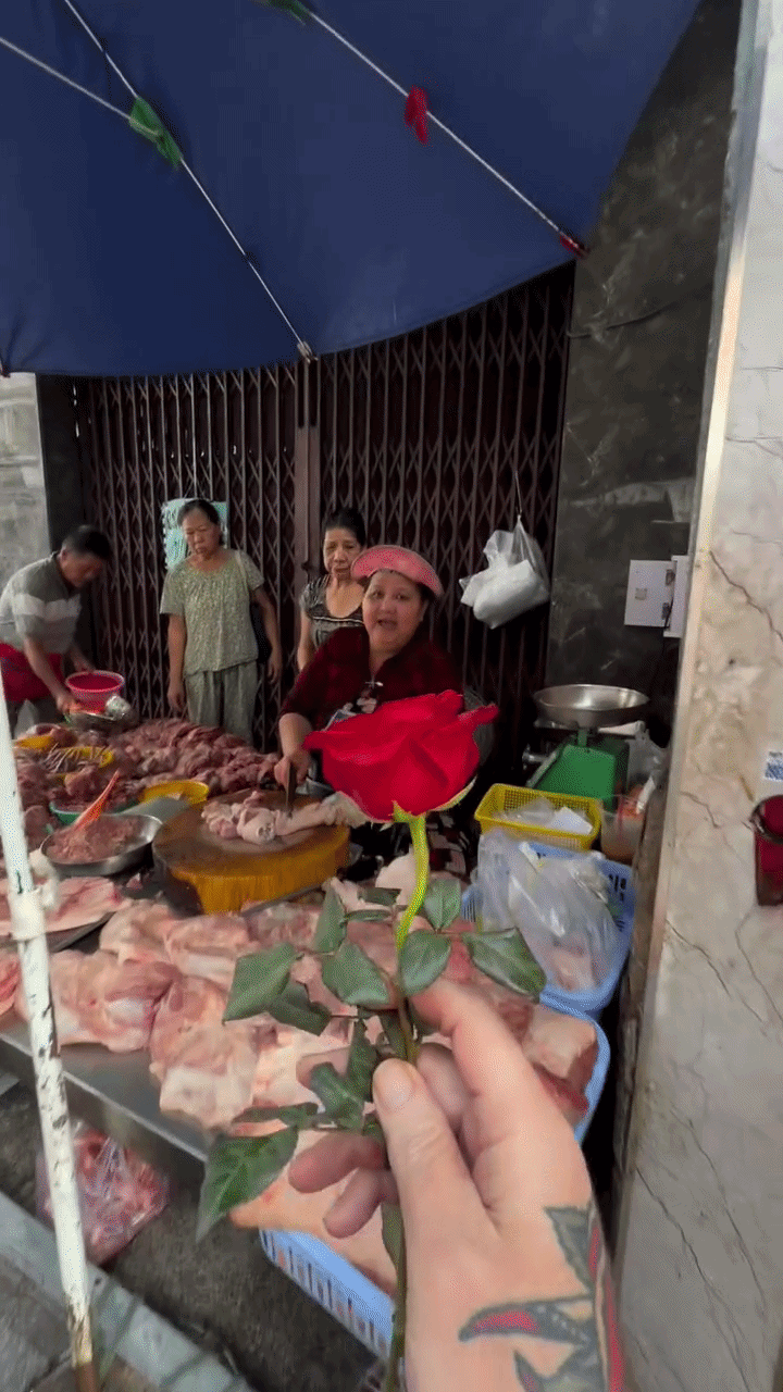 Món quà bất ngờ được trao đi bằng cánh tay đầy hình xăm cá tính, ngay trên chiếc thớt gỗ và bên cạnh những miếng thịt heo tươi sống lề đường.