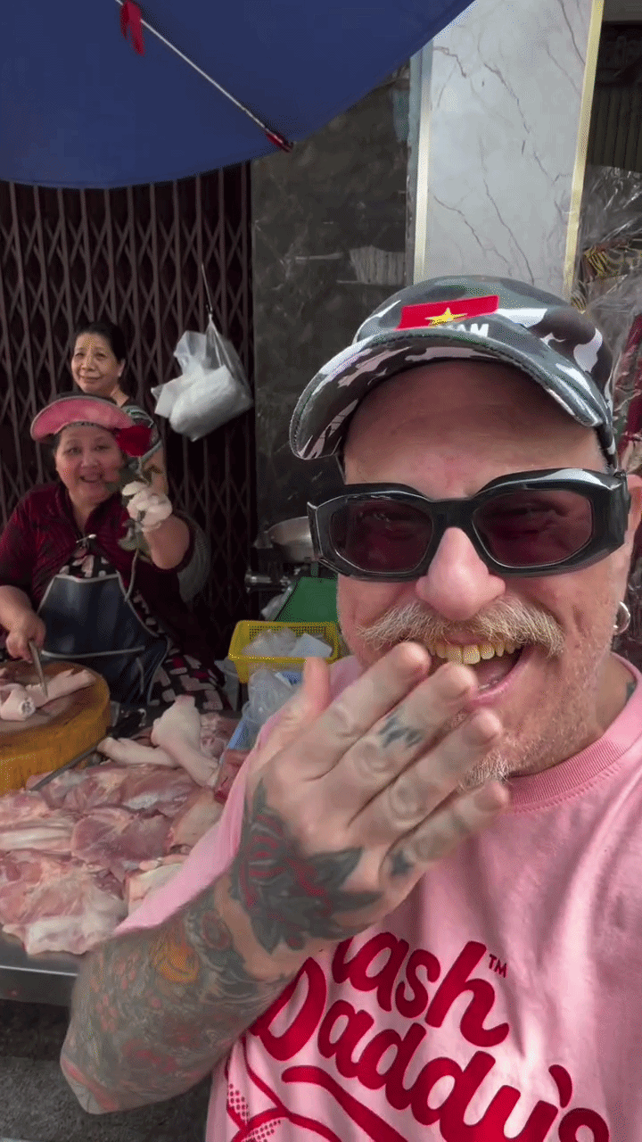 Nhiều du khách quốc tế sau khi hiểu những gì vị nam khách Tây này nói với người bán thịt thậm chí còn bất ngờ hơn trước sự tinh tế của anh chàng.