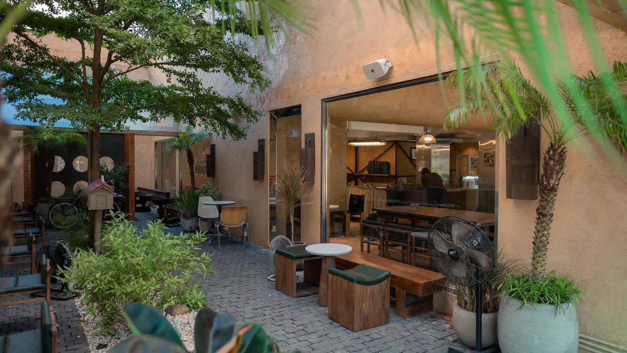 Không gian sân vườn của quán.