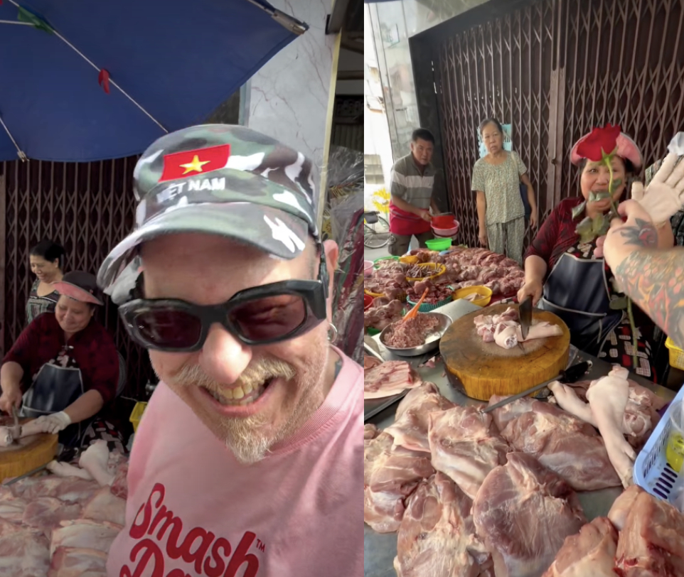 Nụ cười rạng rỡ của nam du khách trong chiếc mũ lưỡi trai 