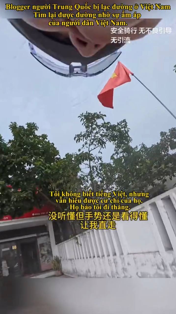 Nỗ lực của các anh tài xế Việt nhằm cảnh báo cô nàng thoát ra khỏi cao tốc.