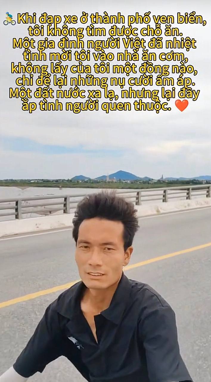 Anh chàng vô cùng cảm động trước tấm lòng của người Việt.