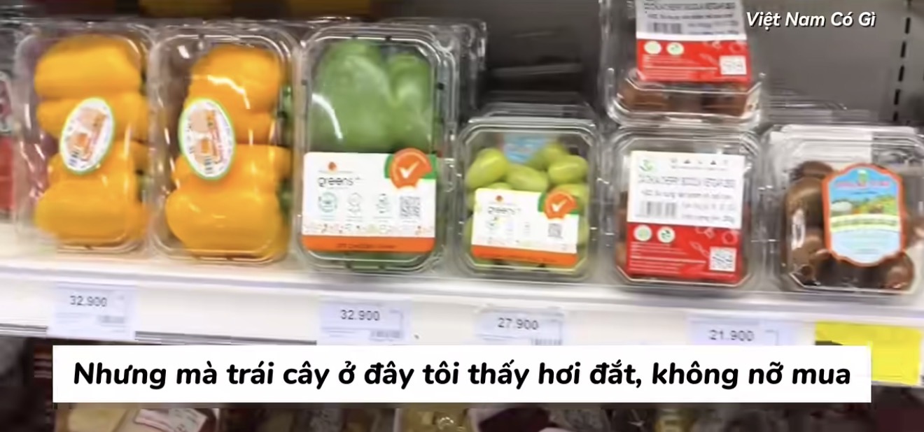  Lúc đầu, hai du khách muốn thưởng thức những loại trái cây nhập khẩu đắt tiền. 