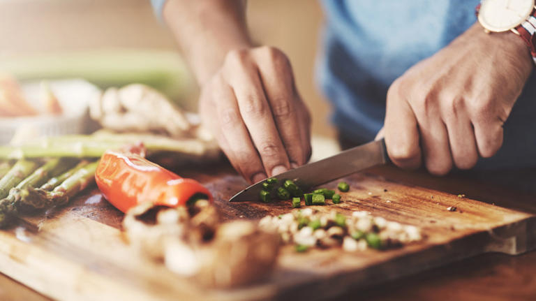 Ngừng ngay việc thái những thực phẩm này trên thớt gỗ, rất nhiều người Việt làm sai