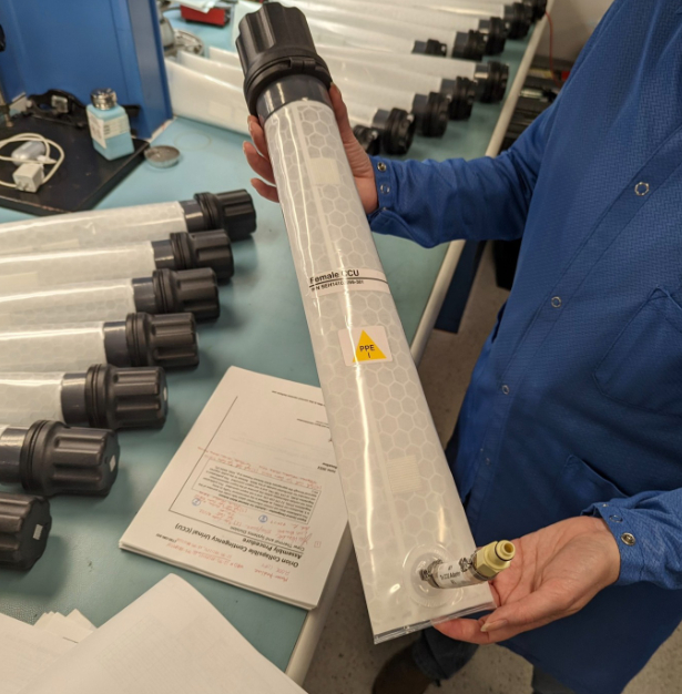 Bồn vệ sinh dự phòng có thể gấp gọn (CCU) được sử dụng trên tàu Artemis II sau sự cố hỏng nhà vệ sinh.