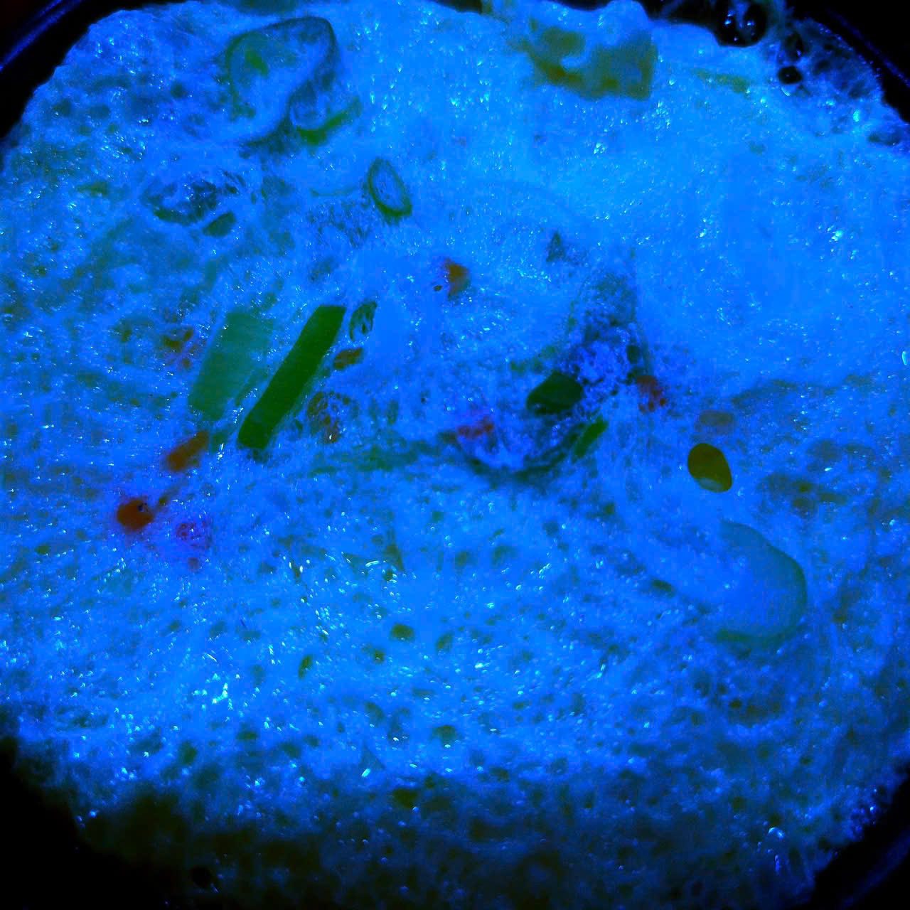 Món trứng hấp như được chụp từ máy UV (Ảnh: @HEART8REAK3R)