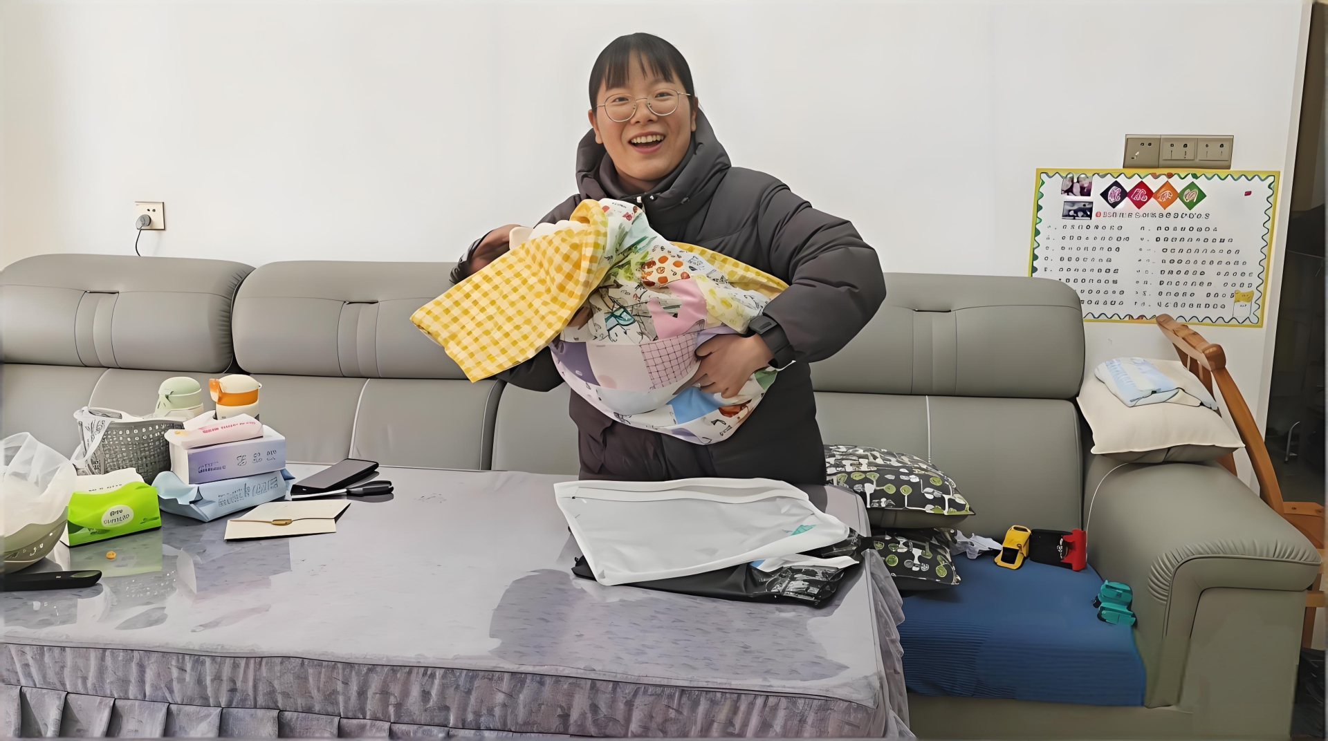 Món quà đặc biệt khiến cô giáo trẻ không giấu nổi sự xúc động