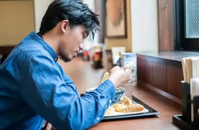 Người đàn ông 45 tuổi tử vong vì viêm tụy, bác sĩ nhắc: 5 thực phẩm nên tránh ăn vào bữa tối