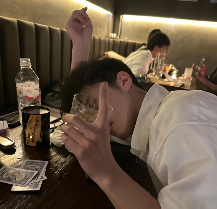 Không phải ai cũng biết uống nhiều rượu bia làm tăng nguy cơ ung thư lưỡi (Ảnh minh họa)