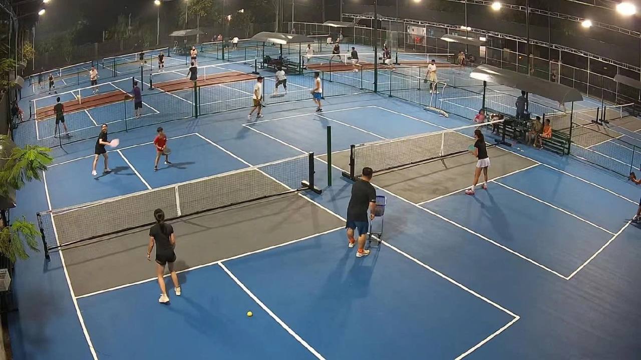 Khách Tây bất ngờ vì thói quen chơi Pickleball bất chấp ngày đêm của người Việt