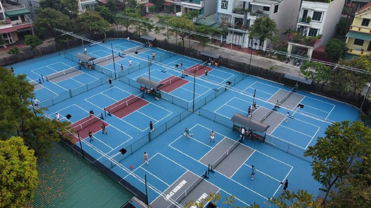 Khách Tây bất ngờ vì thói quen chơi Pickleball bất chấp ngày đêm của người Việt