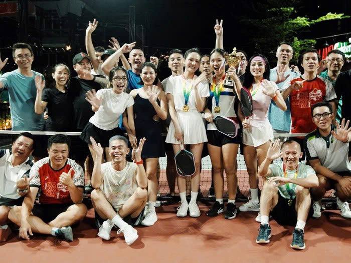 Khách Tây bất ngờ vì thói quen chơi Pickleball bất chấp ngày đêm của người Việt