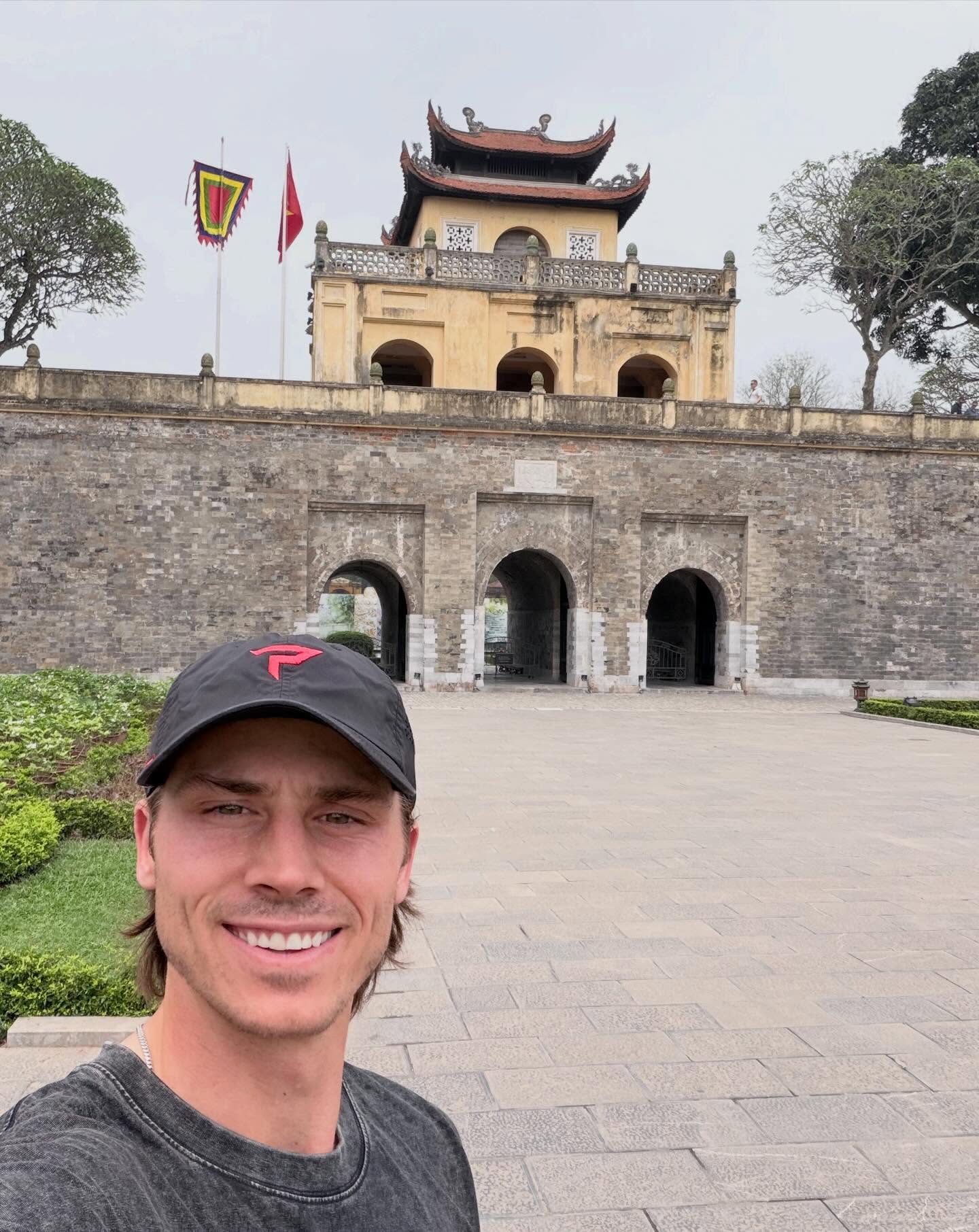 Alshon đi thăm Hoàng thành Thăng Long trong thời gian diễn ra PPA Hanoi