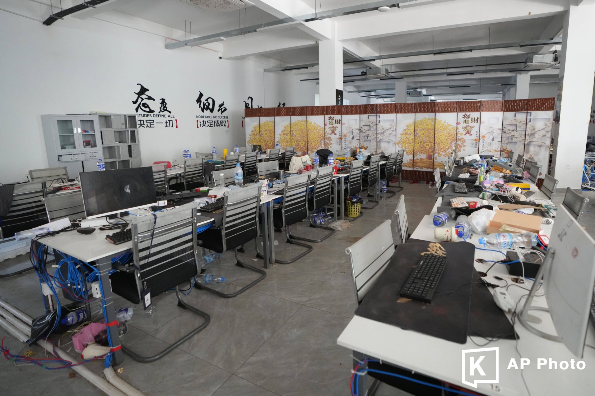 Bên trong hang ổ khổng lồ nơi 10.000 