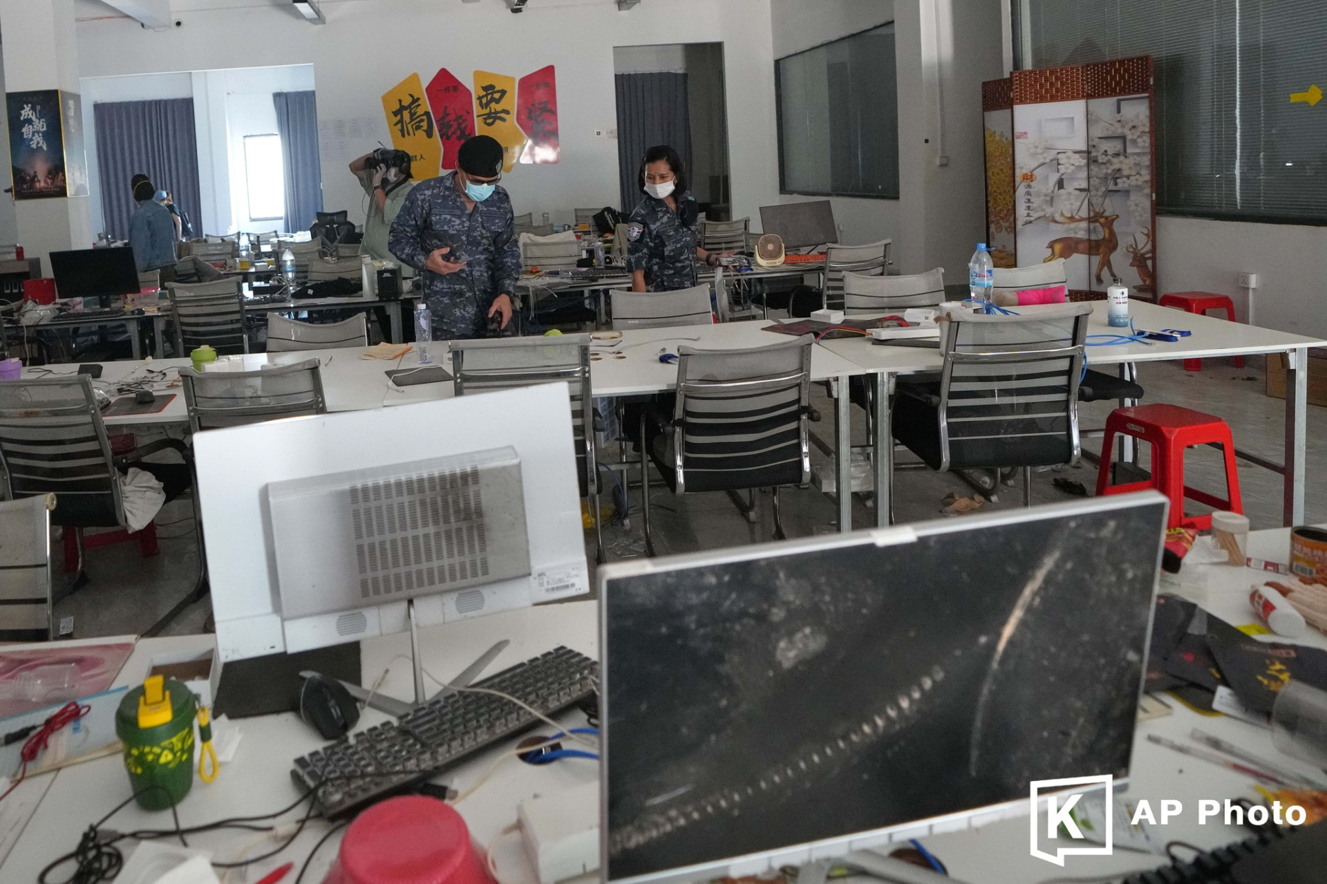 Bên trong hang ổ khổng lồ nơi 10.000 