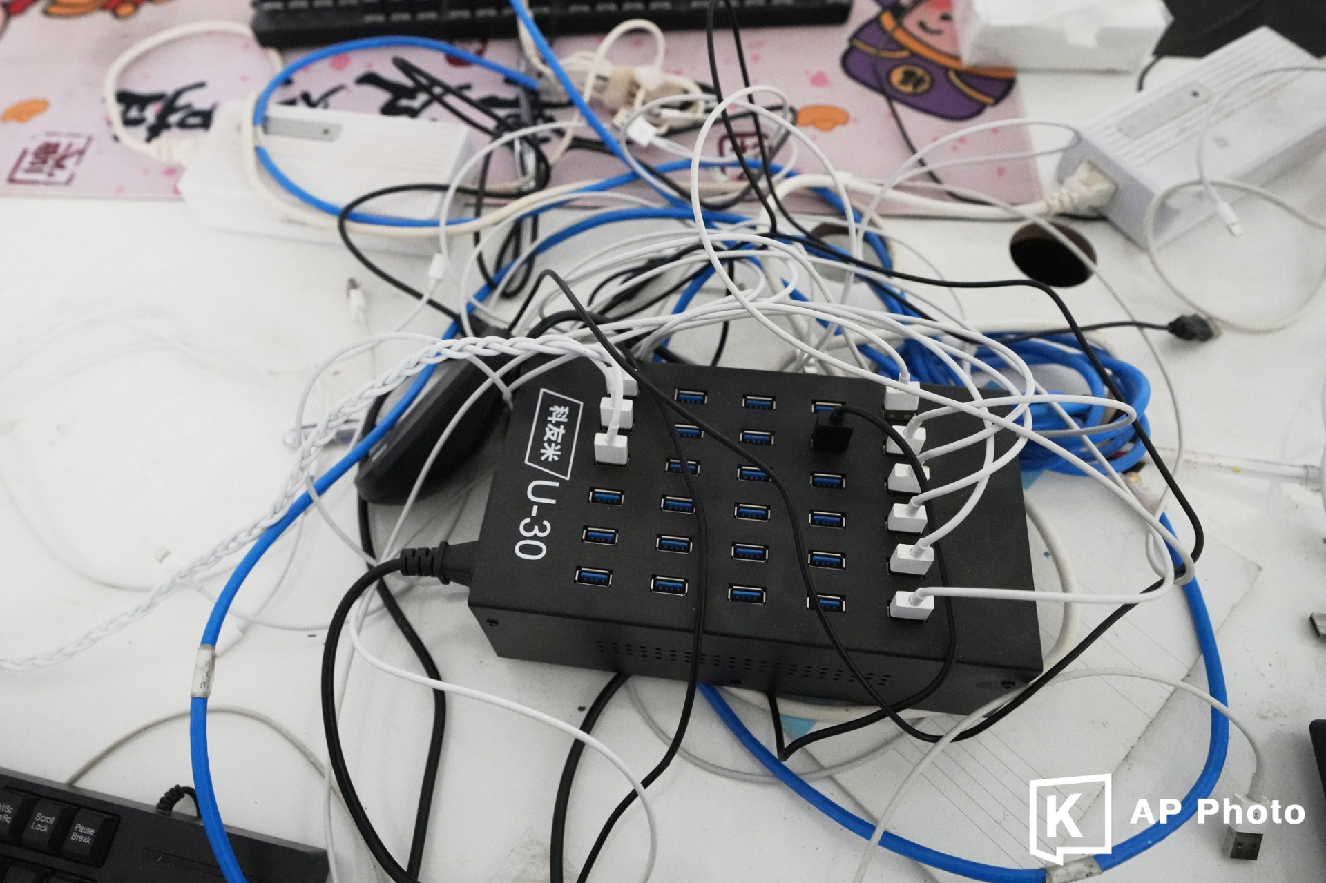 Bên trong hang ổ khổng lồ nơi 10.000 