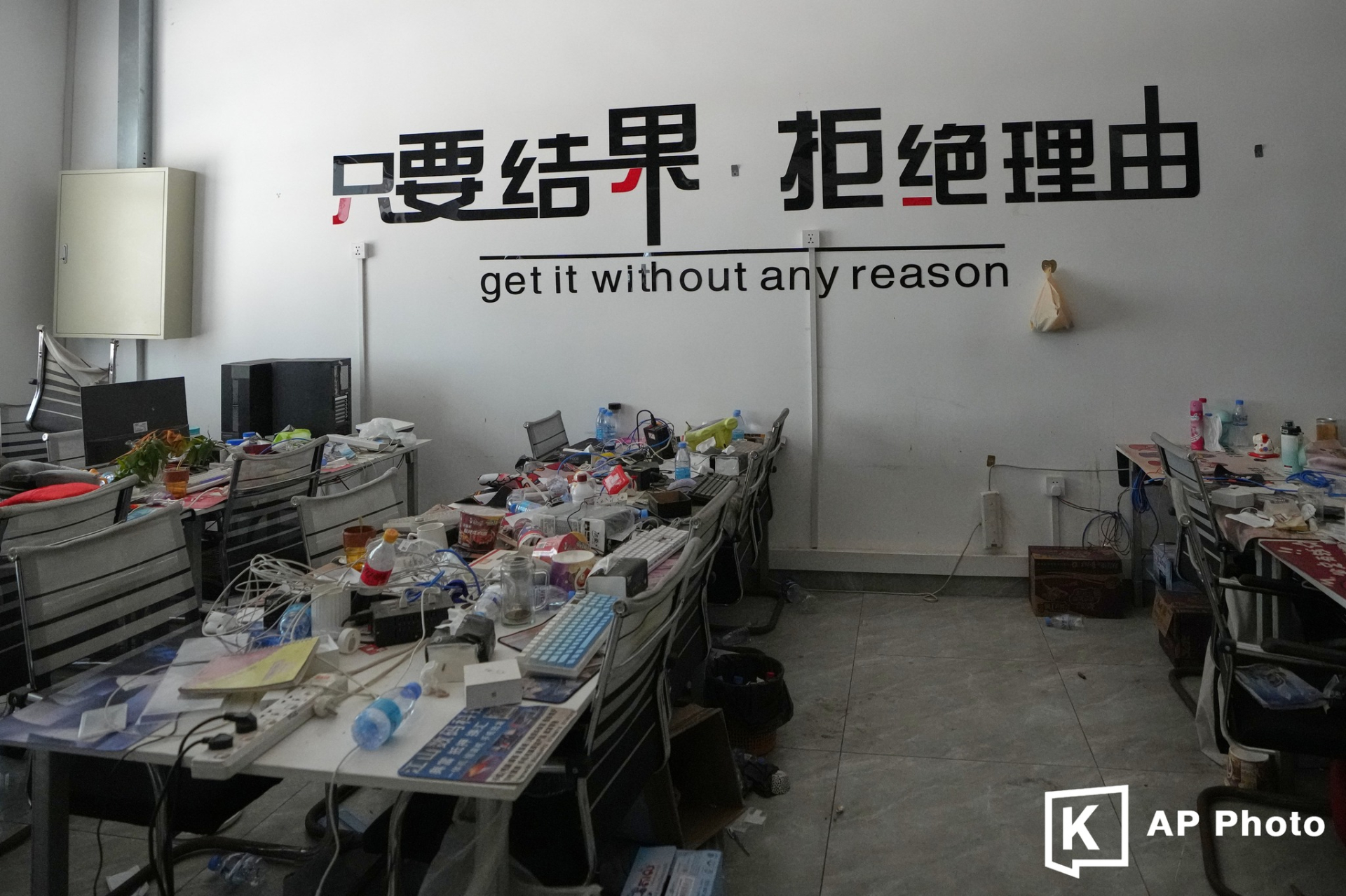 Bên trong hang ổ khổng lồ nơi 10.000 