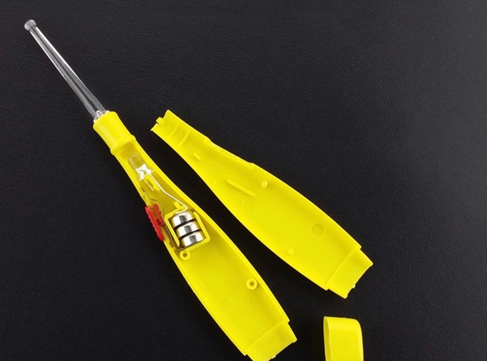 Các bậc phụ huynh hãy cẩn thận, trông nom trẻ kỹ khi có sửa dụng pin cúc áo trong gia đình