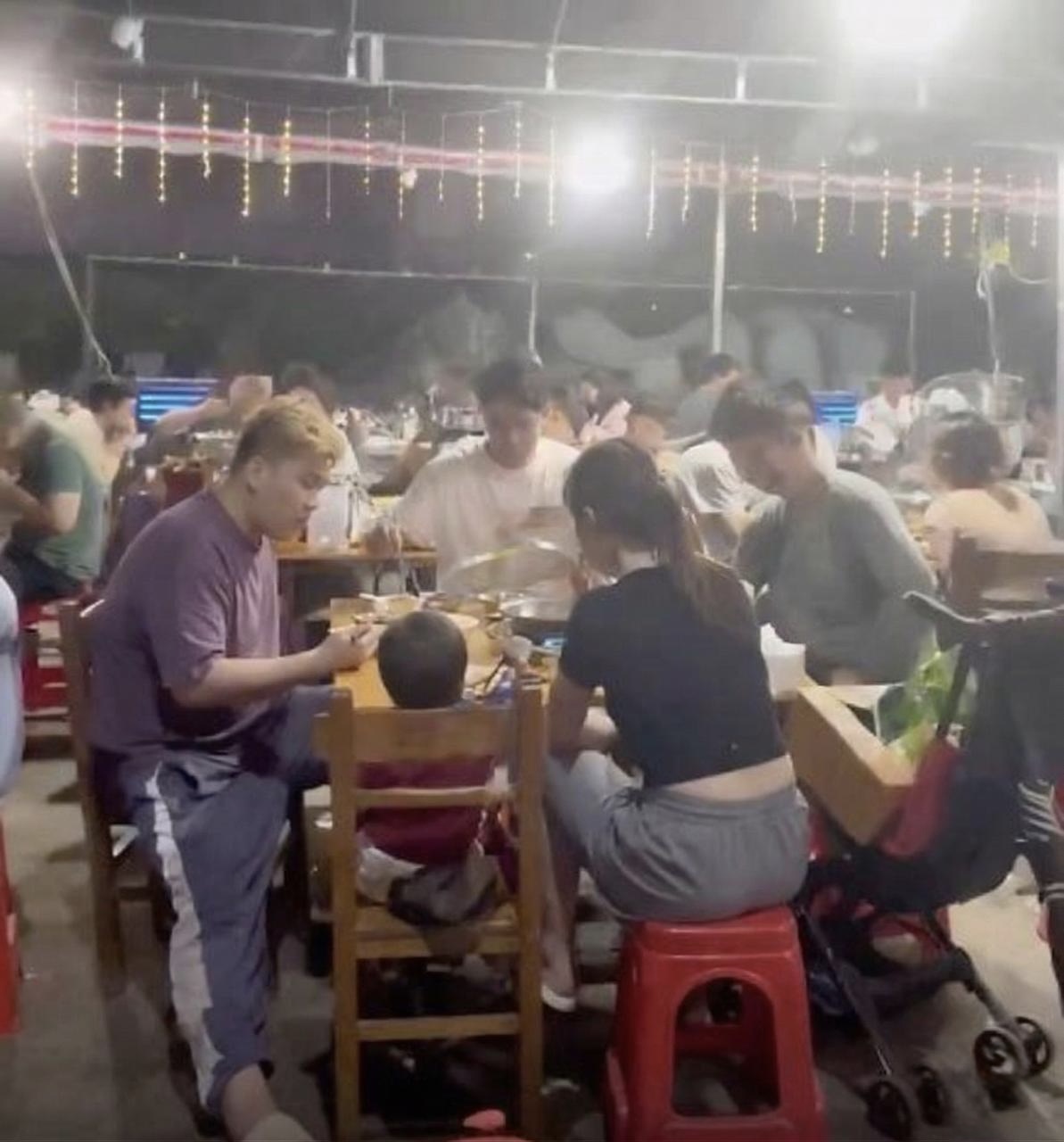 Quán luôn trong tình trạng chật kín người. (Ảnh chụp màn hình)