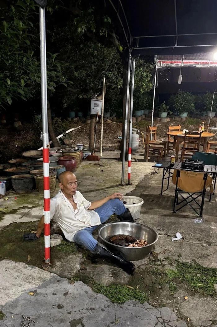 Chủ quán ngồi bất lực nhìn đoàn khách ra vào liên tục. Nguồn: Sina