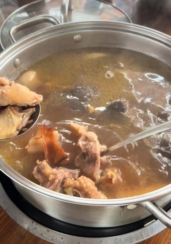 Nổi lẩu gà đơn giản nhưng lại thu hút một lượng khách khổng lồ.