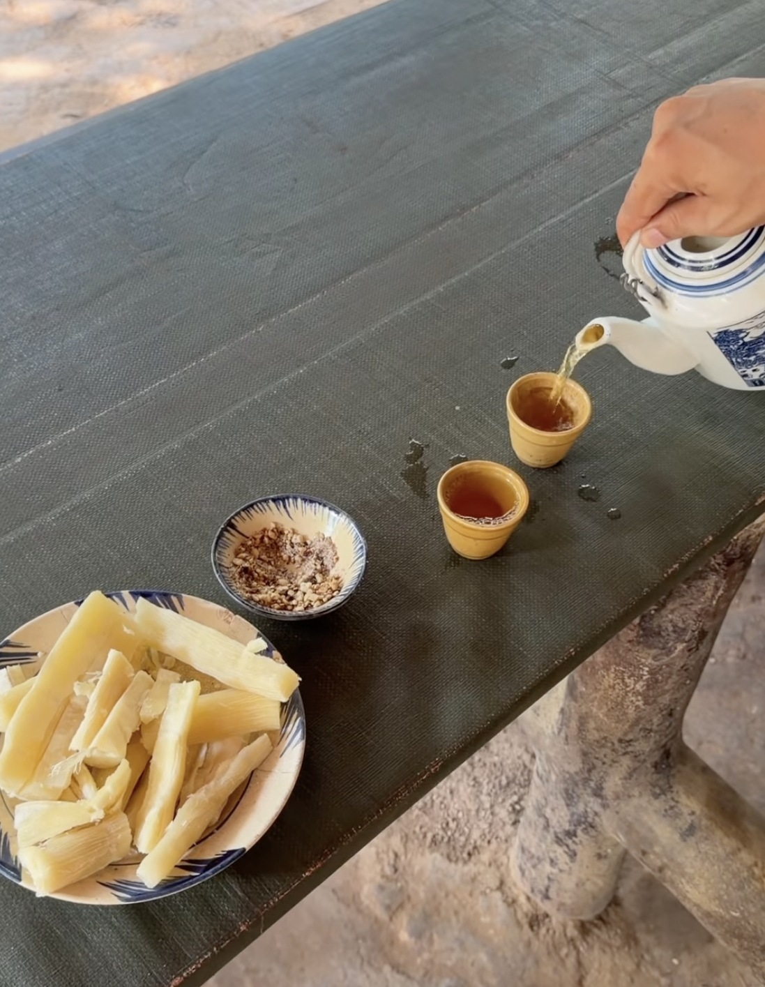 Tay vợt pickleball Mỹ thử uống nước chè và ăn sắn