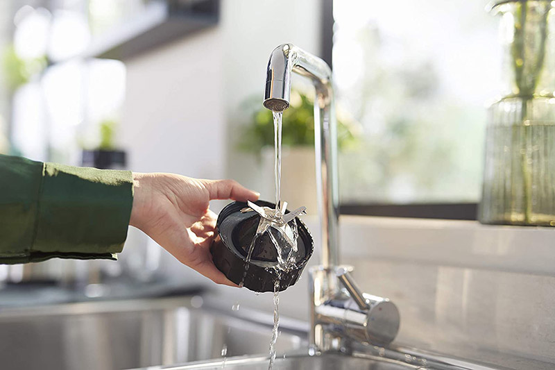 Đừng quên vệ sinh phần lưỡi dao và gioăng cao su của máy xay sinh tố (Ảnh minh họa)