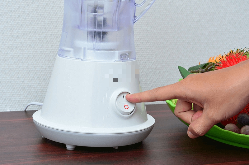 Hãy luôn tắt máy xay sinh tố, chờ ngừng hẳn trước khi rút điện (Ảnh minh họa)