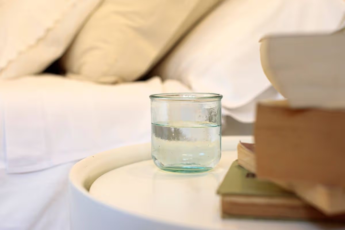 Không phải mê tín, đây là lý do tại sao nên đặt 1 cốc nước ở nhiệt độ phòng cạnh giường ngủ
