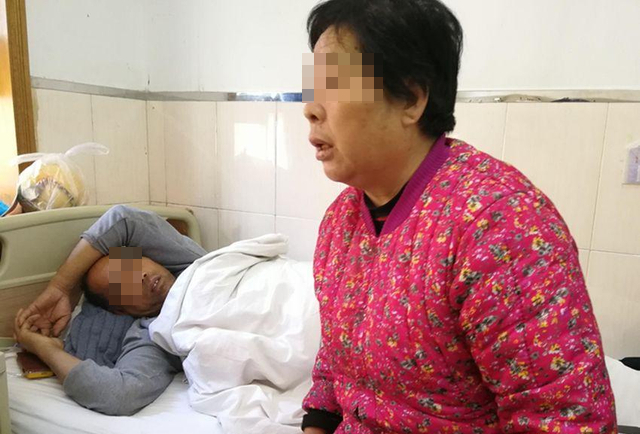 2 vợ chồng cùng bị đau lưng, đi khám phát hiện xương đã bị