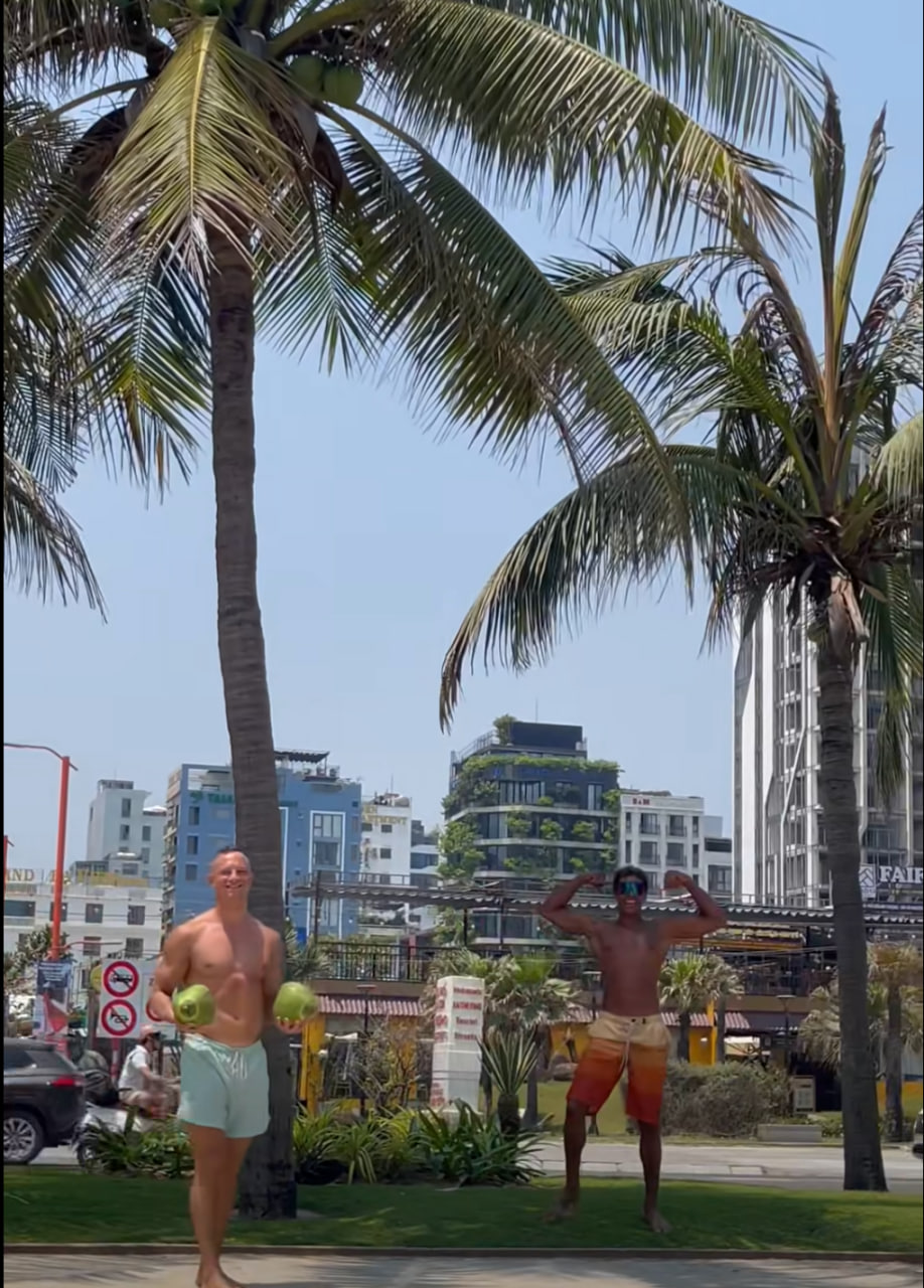 Khách Tây leo dừa thoăn thoắt ngay biển Đà Nẵng, kỹ năng khiến người Việt cũng phải chào thua