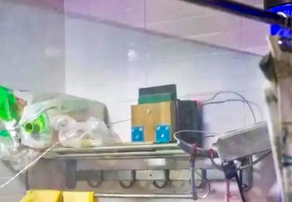 Loa được nối dây, đặt ở giữa, được bố trí ngay cạnh bức tường ngăn cách giữa hai ngôi nhà. Ảnh: baijiahao.baidu.com